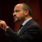 El diputado y portavoz del PPC, Alejandro Fernández, durante su intervención en el pleno extraordinario del Parlamento de Cataluña, solicitado por el presidente de la Generalitat, Quim Torra, para abordar la decisión del rey Juan Carlos de trasladarse fuera de España. EFE/Enric Fontcuberta