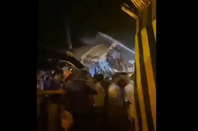 Al menos 17 muertos tras estrellarse y partirse en dos un avión en India Al menos 17 muertos tras estrellarse y partirse en dos un avión en India