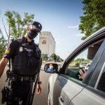 La policía realiza controles a la salida de Aranda del Duero hacia Madrid, este viernes