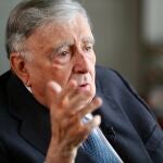 Luis María Anson, durante un momento de la entrevista con LA RAZÓN