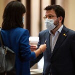 El vicepresidente de la Generalitat y coordinador de ERC, Pere Aragonès, habla con la diputada y portavoz del partido, Marta Vilalta, antes del inicio de un pleno extraordinario en el Parlament.