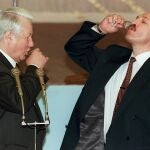 El presidente ruso Boris Yeltsin y Alexander Lukashenko brindan con vodka después de firmar un acuerdo entre el Kremlin y Minsk en 1996, en Moscú