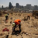 Voluntarios trabajando en las labores de limpieza en Beirut tras la explosición