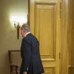 El Rey Juan Carlos durante la audiencia ofrecida al presidente de la Federación Internacional de Tiro Olímpico, Olegario Vázquez Raña, en el Palacio de la Zarzuela.
