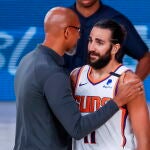 Monty Williams saluda a Ricky Rubio tras un partido de los Suns
