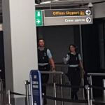 Policias en el aeropuerto de Amsterdam