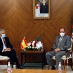 El ministro del Interior del Gobierno de España, Fernando Grande-Marlaska (i), se reúne con el con el ministro de Asuntos Exteriores, Sabri Boukadoum (d), durante su visita a Argel, Argelia, este lunes. Grande-Marlaska, realiza hoy una visita oficial a Argelia centrada en temas de Seguridad y migración, con el aumento de llegada de migrantes irregulares argelinos a España como uno de los asuntos principales. EFE/ J.J. Guillén
