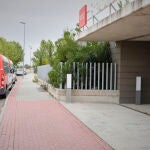 Vehículo de la Residencia "Las Vegas" en Ciempozuelos junto a la entrada a las instalaciones del centro