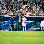 Luxemburgo da instrucciones a Figo antes de un partido del Real Madrid