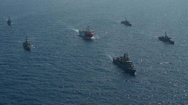 El barco de prospección "Oruc Reis", escoltado por buques de guerra turcos en el Mediterráneo