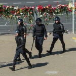 La policía pasa junto al lugar donde murió un manifestante en Minsk