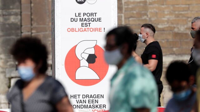 Un cartel informa a los habitantes de Bruselas de la obligatoriedad de llevar mascarilla