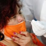 Una mujer se somete a la prueba PCR en el punto COVID del Centro de Salud del barrio del Carmen de Murcia