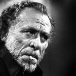 Charles Bukowski fuma en el programa 'Apostrophes', dirigido por Bernard Pivot en el canal francés Antenne 2