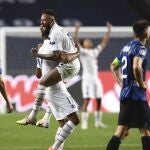Neymar celerba el gol del triunfo con Choupo-Moting