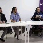 Juanma del Olmo, en la izquierda, junto a Pablo Iglesias y Pablo Echenique.