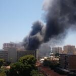 Columna de humo generada en el incendio