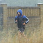 Un deportista corre bajo una intensa tormenta