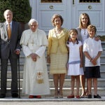 JMJ03. MADRID, 19/08/2011.- El Papa fue recibido el 19 de agosto de 2011, por la JMJ, por los Reyes, los Príncipes de Asturias con las infantas Leonor y Sofía y la infanta Elena con sus dos hijos, Juan Felipe y Victoria Federicaen el Palacio de la Zarzuela, donde el pontífice mantendrá un encuentro con don Juan Carlos en el inicio de su segundo día de estancia en Madrid, con motivo de la celebración de la XXVI Jornada Mundial de la Juventud. EFE/JJ Guillén