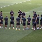 Quique Setién da instrucciones al equipo durante su etapa de entrenador del Barcelona