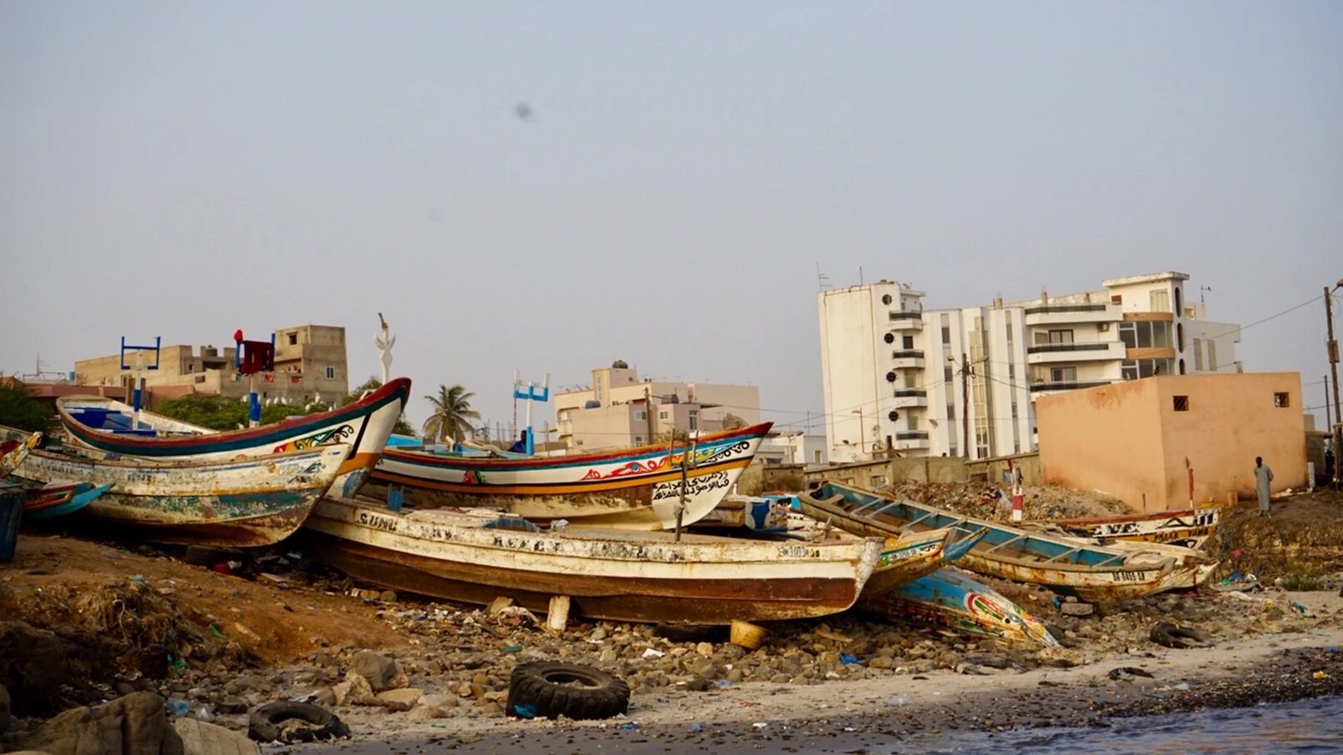 Cayucos en el puerto de pescadores de Dakar.