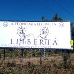 La asociación leonesista Conceyu País Llionés colocó una nueva valla reivindicativa con el lema ‘Llibertá’, con la que insiste en la defensa de la autonomía de la Región Leonesa