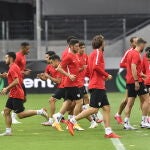 Los jugadores del Sevilla, durante el último entrenamiento en Colonia, escenario de su partido de semifinales de la Europa League ante el Manchester United
