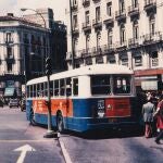 Un autobús de la línea 20 de la EMT de los años 70 en la Puerta del Sol.