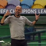Guardiola, en un momento del City-Lyon