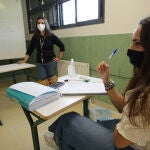Una profesora del colegio Valdefuentes, en Sanchinarro, con alumnos de 2º de Bachillerato