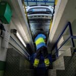 Un técnico inspecciona los bajos de un vehículo de la estación de Inspección Técnica de Vehículos ITV de Sanlúcar la Mayor (Sevilla). EFE/Julio Muñoz