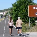 Dos vecinos de Íscar pasean por las afueras de Íscar