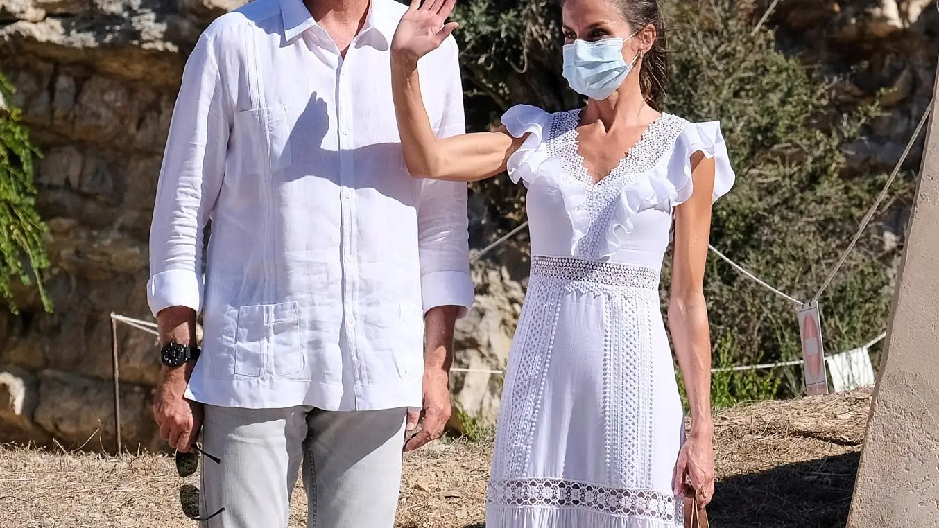 GRAF2770. IBIZA, 17/08/2020.- El rey Felipe VI (i) y la reina Letizia (d) durante su visita a la necrópolis fenicio-púnica de Puig des Molins en Ibiza, este lunes, así como el museo monográfico junto al yacimiento, el primer acto que han protagonizado después de que se desvelara que don Juan Carlos está en Emiratos Árabes Unidos. EFE/ Sergio G. Canizares