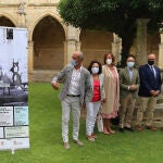 El consejero de Cultura y Turismo, Javier Ortega, acompañado por el alcalde de Carrión de los Condes, José Manuel Otero; la presidenta de la Diputación Provincial de Palencia, Ángeles Armisén; y el director del Certamen Internacional de Coreografía Burgos&Nueva York, Alberto Estébanez, entre otros, ha presentado en la localidad palentina de Carrión de los Condes el concurso coreográfico "Danza en el Camino"