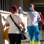 Realización de test de coronavirus, PCR, en Carbanchel