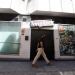 Un hombre camina junto a un local cerrado de ocio nocturno en Córdoba, cuando la Junta de Andalucía ha decretado el cierre de los bares "que se dediquen exclusivamente al consumo de bebidas" tanto de día como de noche y la prohibición de fumar en la vía pública si no se respeta la distancia mínima de seguridad de al menos dos metros