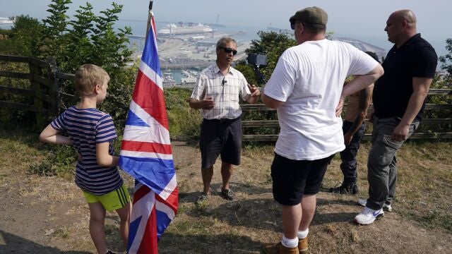 Nigel Farage, líder del Partido del Brexit, junto a varios simpatizantes en el puerto de Dover