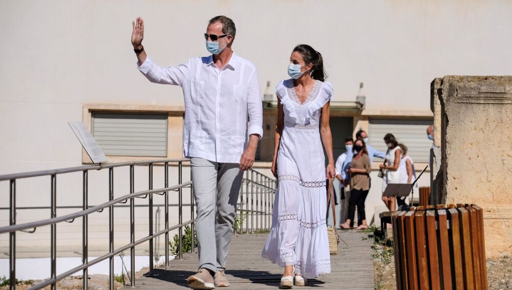 GRAF2759. IBIZA, 17/08/2020.- El rey Felipe VI (i) y la reina Letizia saludan durante su visita a Ibiza
