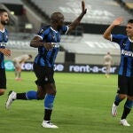Lukaku celebra con Lautaro Martínez uno de los goles