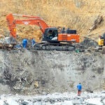 Vista general de la zona donde trabajan en las labores de búsqueda de los dos trabajadores sepultados bajo los escombros del vertedero de Zaldibar (Vizcaya), que se derrumbó el pasado 6 de febrero y donde se han localizado restos óseos, que parecen corresponder a un cadáver. Junto a ellos, se encontraban una cámara de fotos, una correa de reloj, unas gafas de sol y un candado. En principio, estos pertenecerían a Sololuze, aunque hay que esperar a que lo certifiquen las pruebas de ADN, cuyos resultados se podrían conocer a últimos de semana. En Zaldibar, Vizcaya, (País Vasco), a 18 de agosto de 2020.18 AGOSTO 2020;ZALDIBAR;PAIS VASCO;RESTOS OSEOSIon Alcoba / Europa Press18/08/2020