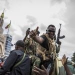 Un soldado maliense saluda en Bamako tras el golpe de Estado de agosto de 2021.