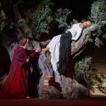 Belén Rueda (dcha.) y María Galiana en el ensayo general de "Penélope" en el Teatro Romano de Mérida del pasado verano
