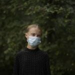 La activista ambiental Greta Thunberg posa para los medios tras entrevistarse con la canciller Angela Merkel