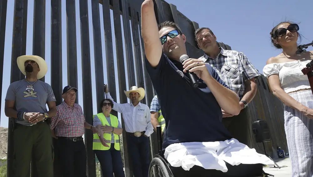 Brian Kolfage, fundador de "We Build the Wall", da una rueda de prensa en Nuevo México, frente al muro, en 2019