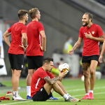 Lucas Ocampos observa un balón en el entrenamiento en Colonia