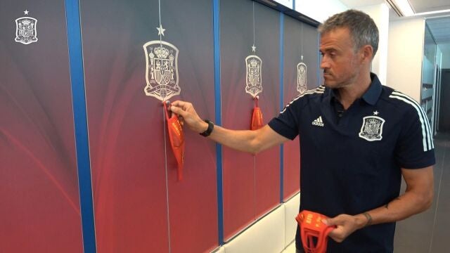 Luis Enrique dando la última lista de la selección