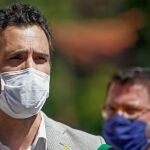 El vicepresidente de la Generalitat y coordinador general de ERC, Pere Aragonès y el presidente del Parlament, Roger Torrent, atienden a los medios este jueves en Moià (Barcelona).