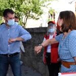 El secretario general del PSCyL y portavoz en las Cortes Regionales, Luis Tudanca, saluda a la presidenta de Cruz Roja de Segovia, María Teresa Fuentetaja a su llegada a El Espinar