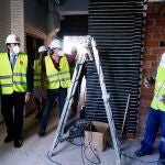 David Pérez, visita en el municipio de Cubas de la Sagra el avance de las obras de construcción del futuro Centro de Artes Escénicas municipal, financiada con cargo al Programa de Inversión Regional (PIR), a 21 de agosto de 2020.