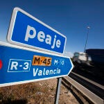 Imagen de un cartel de la R3 en el que se lee la palabra peaje